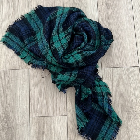 Boutique Navy & Green Blanket Scarf - Picture 4 of 4